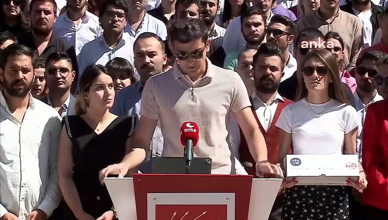 CHP'li gençler, Kılıçdaroğlu'nun gençlere vaadlerini ve bir büyüteçi AKP Genel Merkez'e gönderdi