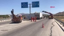 BARİYERLERE VE YÖN LEVHASI DİREĞİNE ÇARPAN TIR'IN SÜRÜCÜSÜ YARA ALMADI