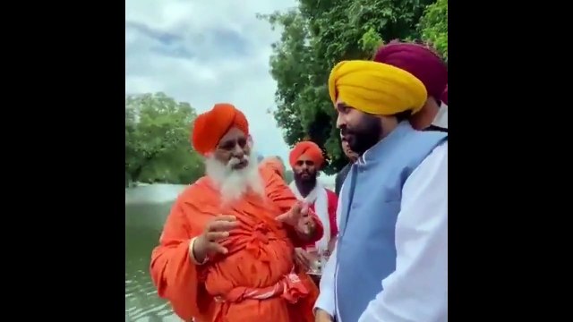 Hindistan'da bir garip olay: Temiz olduğunu kanıtlamak için nehir suyu içti, hastanelik oldu