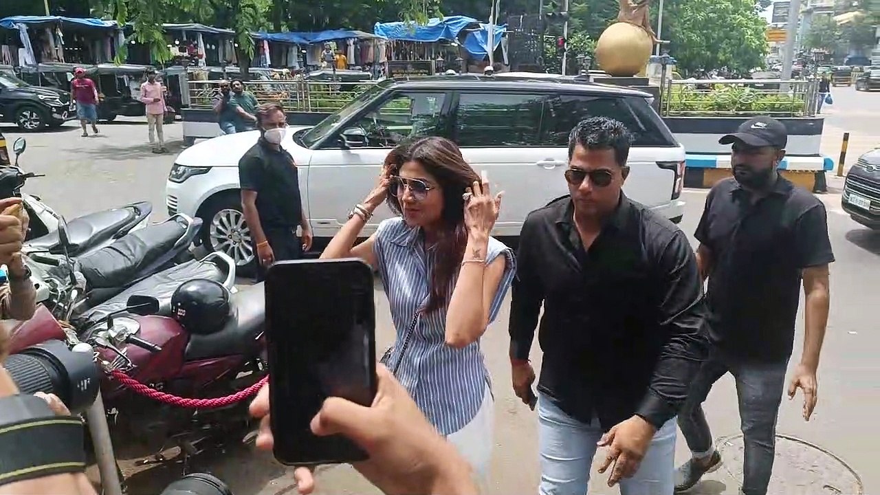 बांद्रा में रेस्टोरेंट के बाहर स्पॉट हुईं Shilpa Shetty