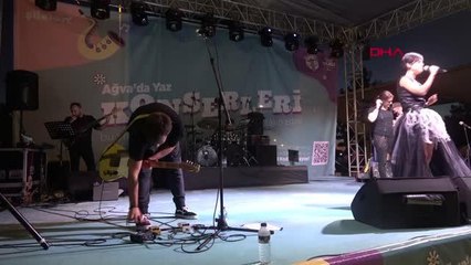 ŞARKICI AYDİLGE AĞVA'DA SAHNE ALDI