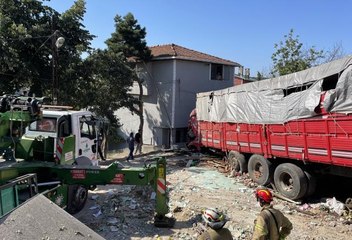 Sarıyer'de kamyon gecekondunun üzerine düştü, 4 kişi yaralandı