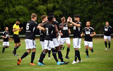 Vor 500 Zuschauern: Späte Niederlage für Delay Sports im Test gegen Viktoria II