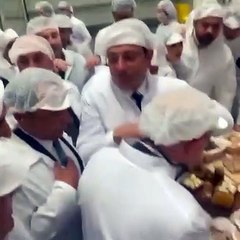 İmamoğlu, halk ekmek fabrikasından çıkan ekmeği böldü Kılıçdaroğlu’na ikram etti