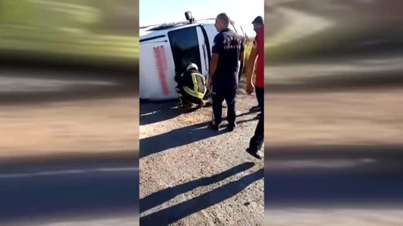 Devrilen minibüsteki 19 tarım işçisi yaralandı