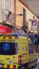 Rescatan a un niño abandonado en un balcón de Badalona
