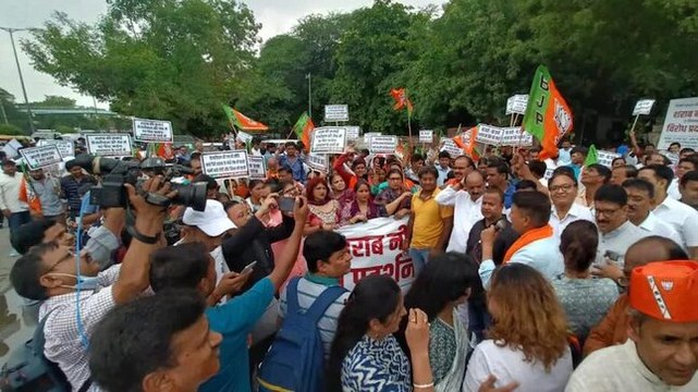 BJP protests outside Delhi minister’s home over AAP’s new liquor policy