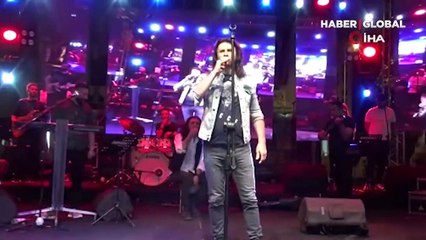 Murat Kekilli’den konser sırasında sahnede olay gaf