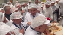Halk Ekmek açılışında dikkat çeken anlar! İmamoğlu eliyle ekmek bölüp Kılıçdaroğlu'na verdi