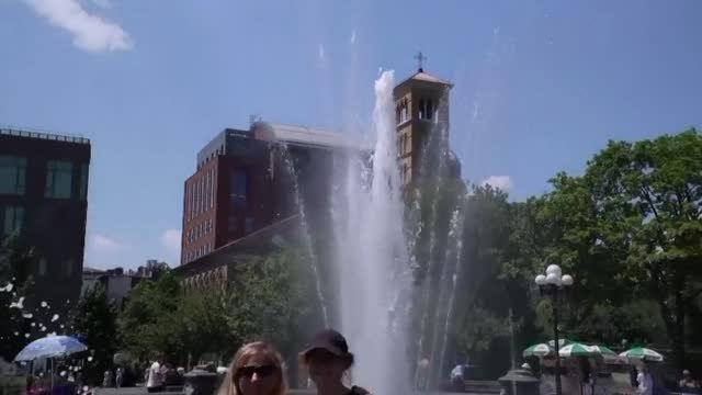 Los neoyorquinos se refrescan en las fuentes públicas durante la ola de calor extremo en Estados Unidos