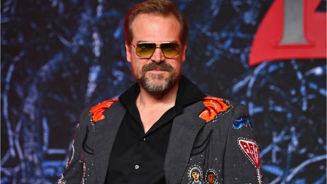 VOICI - Stranger Things : David Harbour dévoile combien de kilos il a perdus pour la saison 4