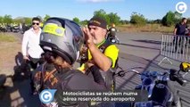Motociclistas se reúnem numa aérea reservada do aeroporto