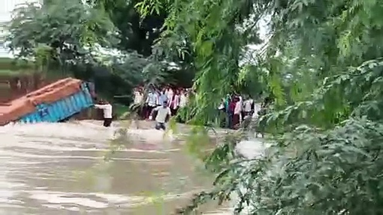 नेगडि़या नाले में बही ट्रैक्टर-ट्रॉली, चालक सहि...