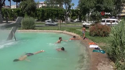 Antalya'da termometreler 41'i gösterdi, çocuklar süs havuzunda serinledi