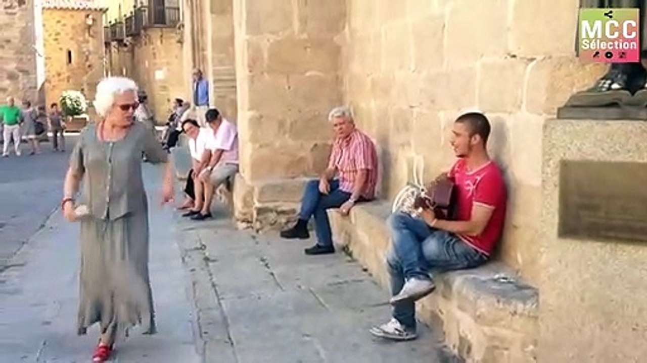 An amazing singer and lady _ Flamenco in the street
