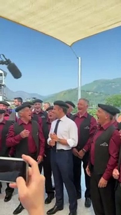 Insolite : L'image d'Emmanuel Macron ,un béret sur la tête, chantant avec des bergers dans les Pyrénées fait le tour du web