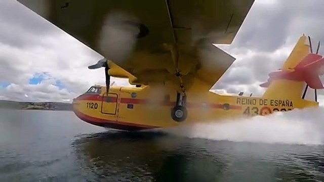 Un Canadair del 43 Grupo recoge agua en un embalse. Fuente: 43 Grupo de Fuerzas Aéreas / Ejército del Aire