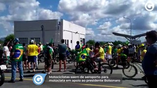 Motociclistas saem de aeroporto para motociata em apoio ao presidente Bolsonaro