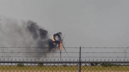 Video herunterladen: Une éolienne frappée par la foudre s'enflamme aux Etats-Unis