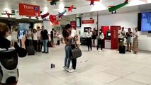 Palermo, proposta di matrimonio all'aeroporto