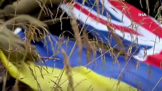 İngiltere Başbakanı Johnson askeri eğitime katılarak el bombası attı