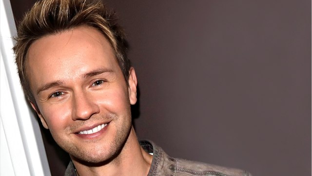 GALA VIDÉO - PHOTO – Cyril Féraud dévoile un rare cliché de sa maman : la ressemblance est incroyable !