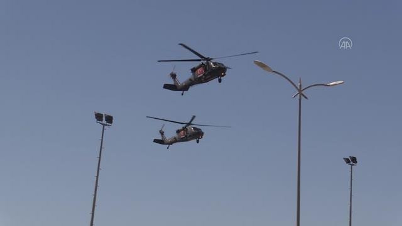 Türk Yıldızları ve Çelik Kanatlar, Erzurum'da gösteri uçuşu yaptı