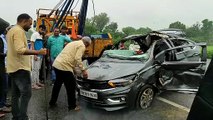 जयपुर-दिल्ली हाइवे पर भीषण सडक़ हादसा, कार सवार दो बहनों की मौत, एक हाथ व सिर हुआ धड़ से अलग, 6 जने घायल, मची चीख पुकार-- VIDEO