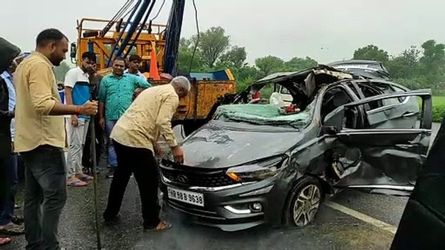 जयपुर-दिल्ली हाइवे पर भीषण सडक़ हादसा, कार सवार दो बहनों की मौत, एक हाथ व सिर हुआ धड़ से अलग, 6 जने घायल, मची चीख पुकार VIDEO