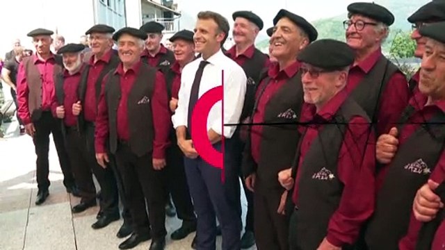 Emmanuel Macron sings a Pyrenean song in Argelès-Gazost