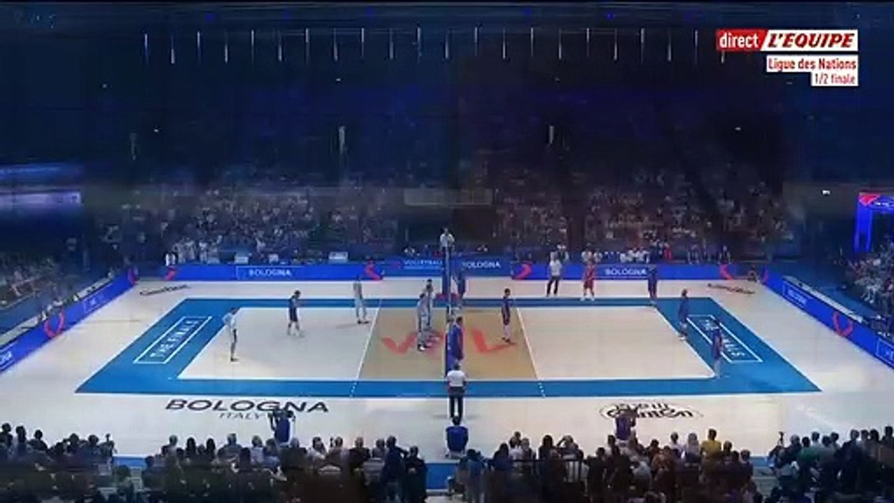 L'équipe interrompt ses commentaires pour rendre hommage à Xavier Richefort