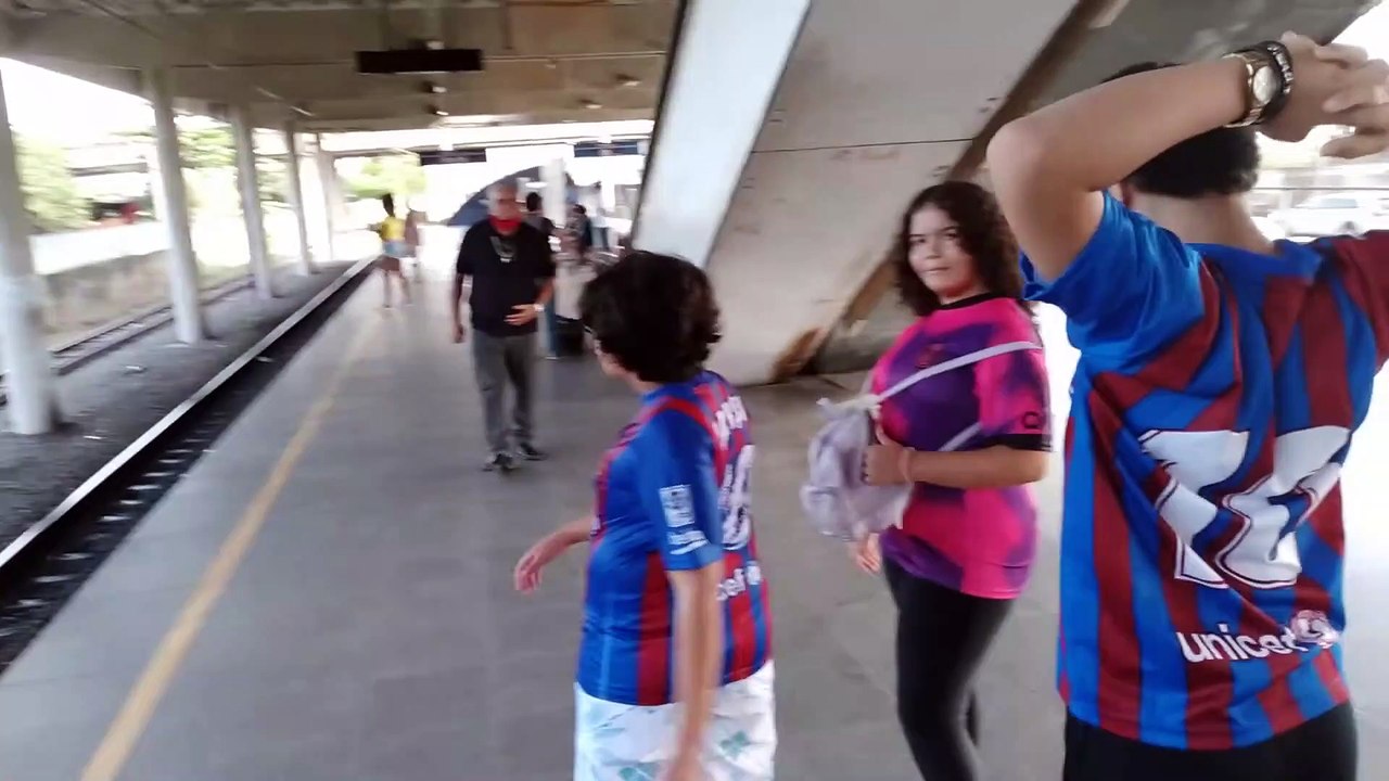 THÁBATTA, RAPHAELL E OSMILTON NA ESTAÇÃO TANCREDO NEVES PARA PEGAR O METRÔ NO SENTIDO RECIFE-PE 22_07_2022.