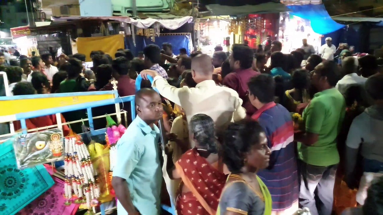 சமயபுரம் மாரியம்மன் கோவிலுக்கு வந்த யாசிகா.. செல்ஃபி எடுத்து மகிழ்ந்த ரசிகர்கள்  - வீடியோ