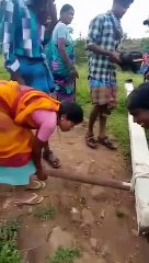 மின்சாரம் இன்றி தவிப்பு... சாலை வசதியில்லாததால் மின் கம்பத்தை தோளில் சுமந்து சென்ற பழங்குடிகள்