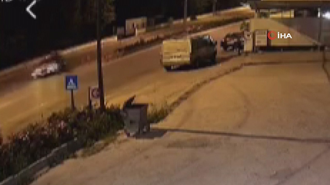 Motosikletin otomobile süratle çarptığı kaza kamerada