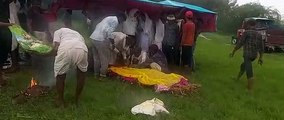 Video : मुक्तिधाम पर तिरपाल तानकर करना पड़ा अंतिम संस्कार