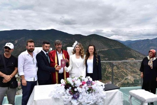 Hava Kuvvetleri Komutanlığı askeri personelinin nikahı 240 metre yükseklikte kıyıldı