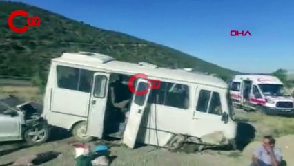 Elazığ'da otomobil, minibüse çarptı: 11 yaralı
