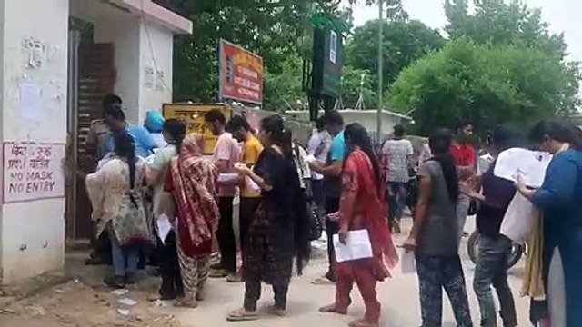 रीट : अभ्यर्थियों को कड़ी जांच के बाद मिला प्रवेश, फुल बाजू के कपड़े काटे