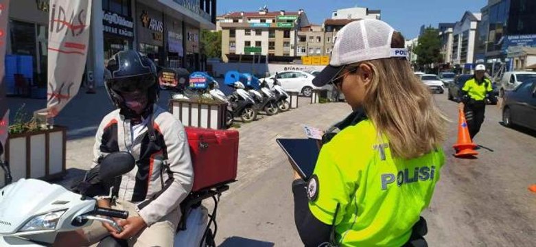 Bursa'da motosiklet sürücülerine sıkı denetim... Ceza puanı dolan gencin motosikleti bağlandı