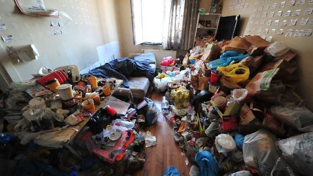 Çöp evde 1 yıldır odaya kilitli çocuk bulundu