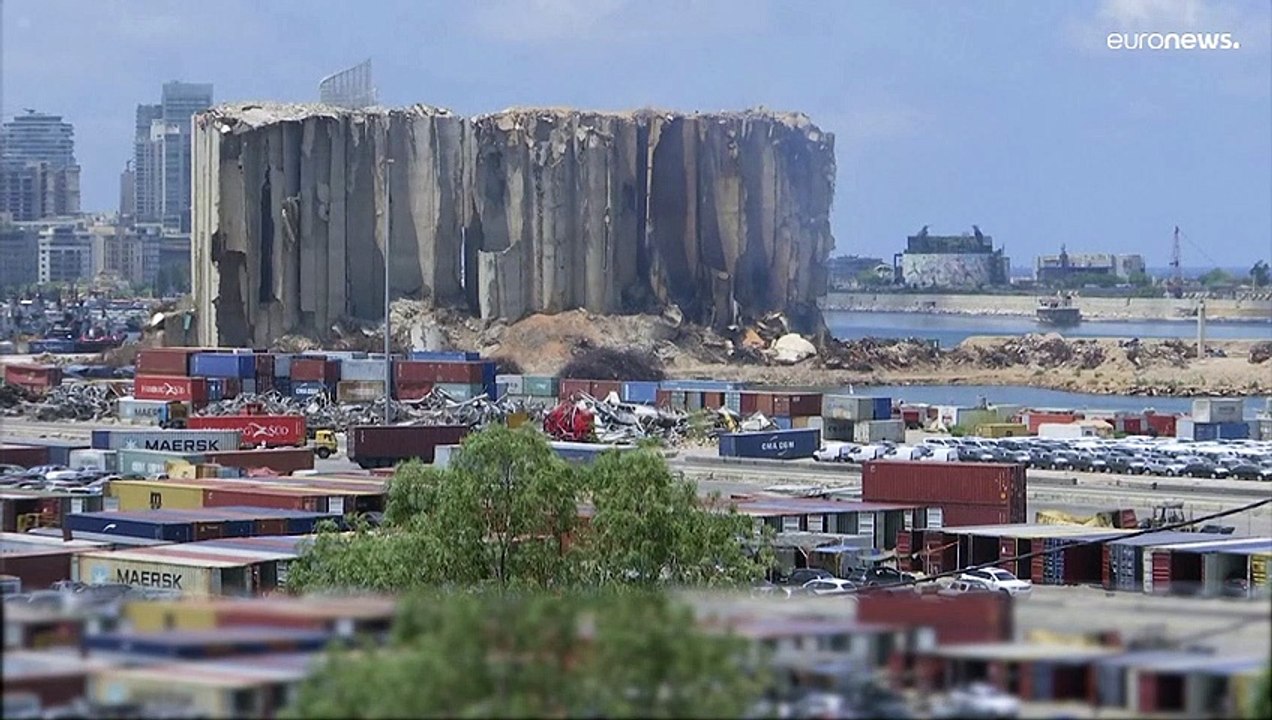 Incêndio junto a silos de cereais no porto de Beirute ameaça agravar crise no Líbano