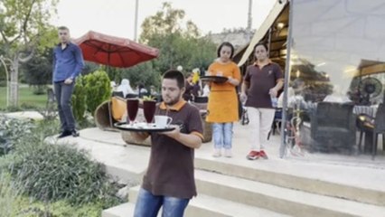 Empleados con síndrome de Down se integran en Siria entre tazas y bandejas
