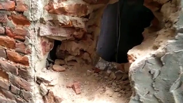 दीवार में सेंध लगाकर लाखों रुपए के मोबाइल किए पार, सीसीटीवी फुटेज में कैद हुई वारदात की घटना