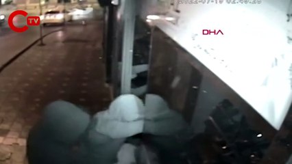 Şişli'de kuyumcuya girmeye çalışan hırsızlar kamerada