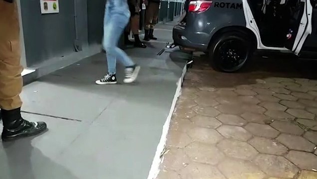Rotam encaminha cinco à delegacia de Cascavel em posse de drogas; dois menores foram apreendidos
