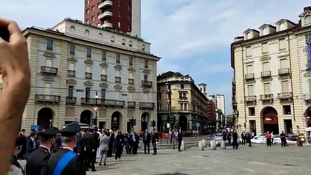 Lungo applauso per l'arrivo di Mattarella a Torino