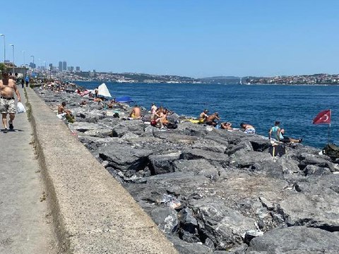 SARAYBURNU SAHİLİ'NDE DENİZDE SERİNLEDİLER