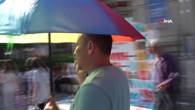 Taksim'de sıcaktan bunalan vatandaşlar serinlemek için çeşitli yollara başvurdu
