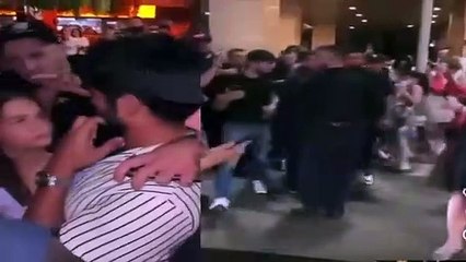 Burak Özçivit'i kadın hayranlarının arasından zor aldılar